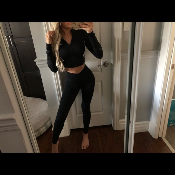 adidas Tops - Adidas cropped long sleeve 💙